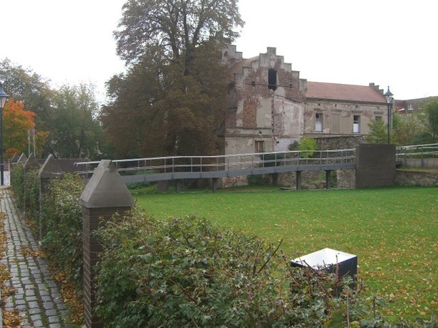 Fußwegbrücke an der Kulturfabrik / Bodenvertiefung