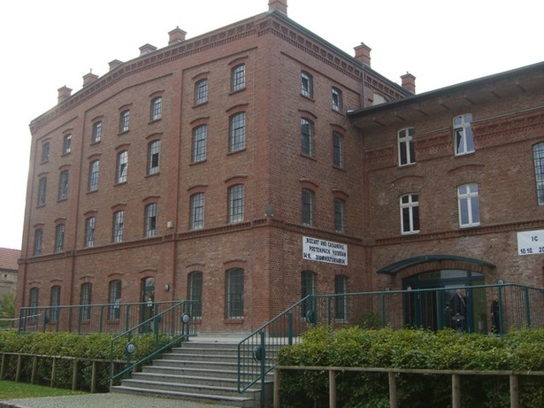 Fußwegbrücke an der Kulturfabrik / Bodenvertiefung