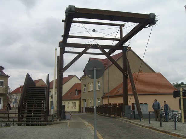 Altstadtstraßenfußwegbrücke / Storkower Kanal