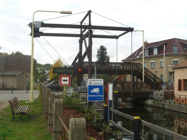 Altstadtstraßenfußwegbrücke / Storkower Kanal