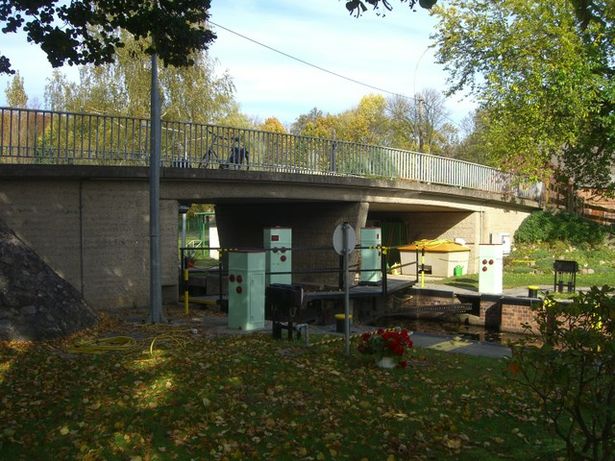 Straßenbrücke zur Schleuse / Storkower Kanal