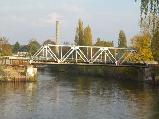 EÜ Strecke Berlin - Frankfurt Oder / Flakenfließ 1 Überbau abgebaut, neuer Überbau auf dem Vormontageplatz