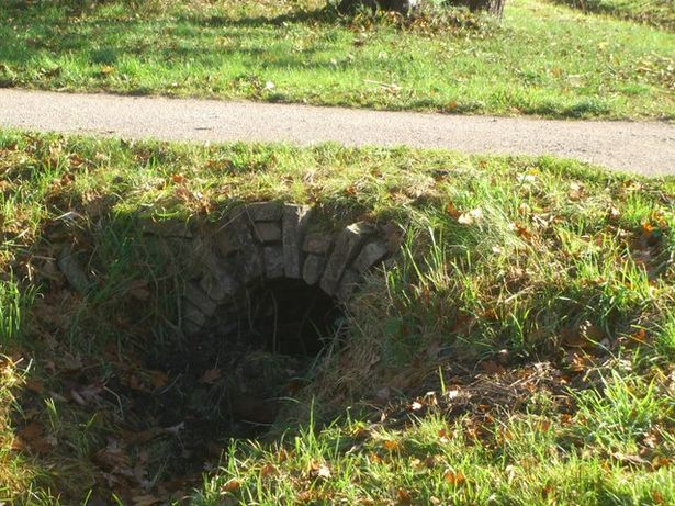 Parkwegbrücke im Schloßgarten Petzow / Wiesengraben