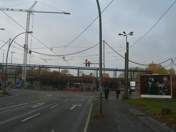 EÜ Berlin - KW u. Schönefeld / Rudower Chaussee am Bf. Adlershof Bahnsteig mit neuem Dach auf die Brücke verlegt