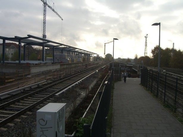 EÜ Berlin - KW u. Schönefeld / Rudower Chaussee am Bf. Adlershof Bahnsteig mit neuem Dach auf die Brücke verlegt