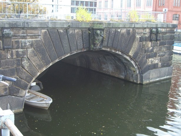 Brücke auf der Schloßinsel Seitenlage am Spreekanal