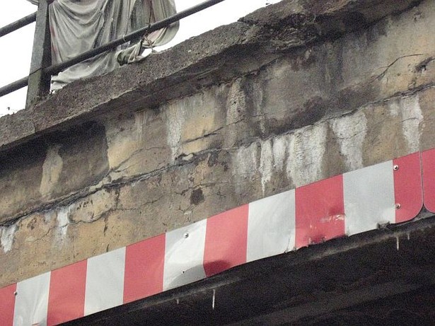 Detail vom südlichen Randbalken mit Rissen und Aussinterungen, defekte Abdeckplatte.