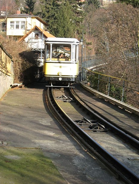 ein Wagen der Standseilbahn verlässt gerade die Brücke