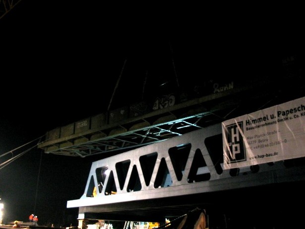 Ausheben der Brücke mit Kran CC6800