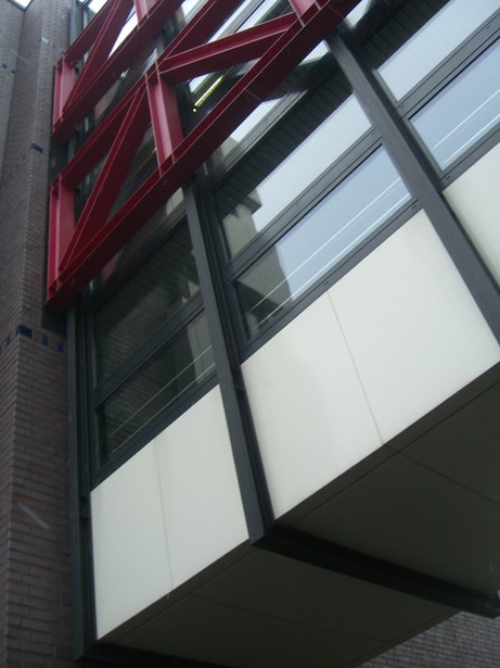 Hausverbindungsbrücke in 3 Etagen / Hofdurchgang