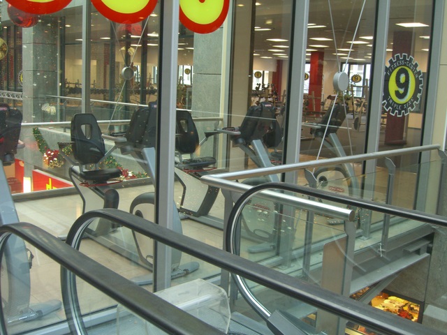 Fußwegbrücke Fitneßcenter Helle Mitte / Einkaufspassage