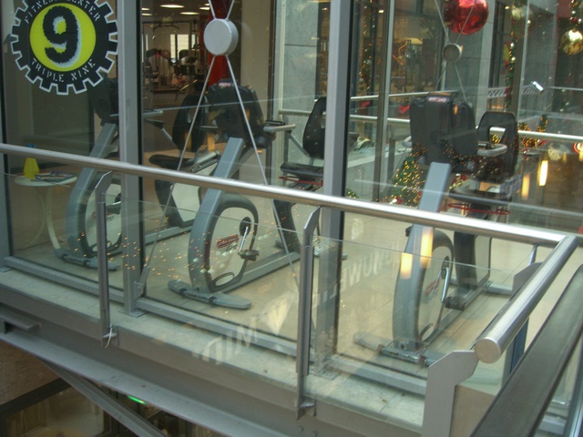 Fußwegbrücke Fitneßcenter Helle Mitte / Einkaufspassage