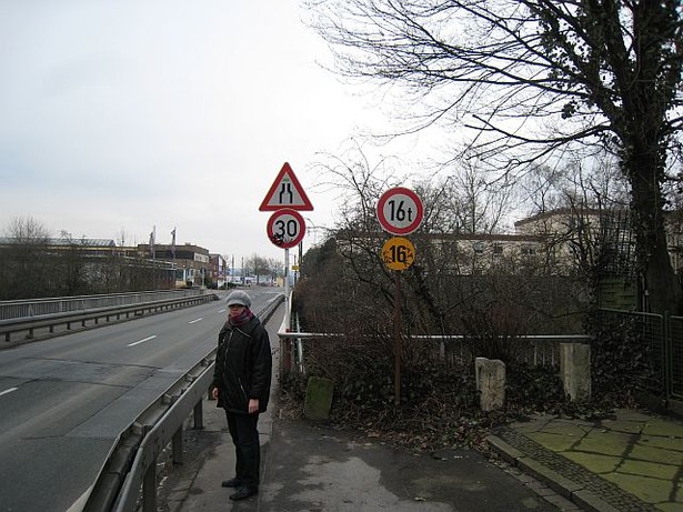 Beschilderung der Brücke