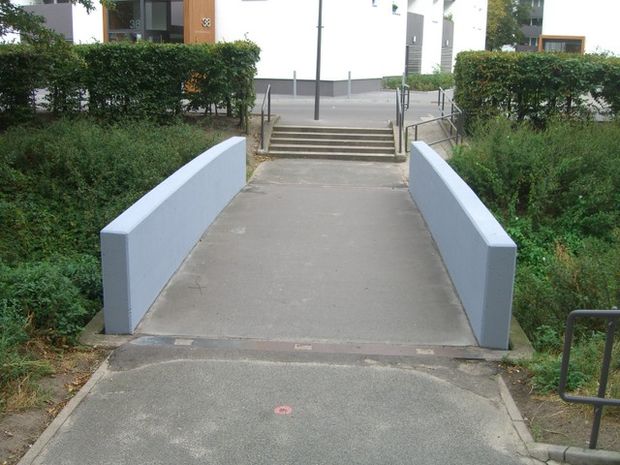 Heinzegrabenbrücke bei Hochhausgruppe am Eichhorster Weg