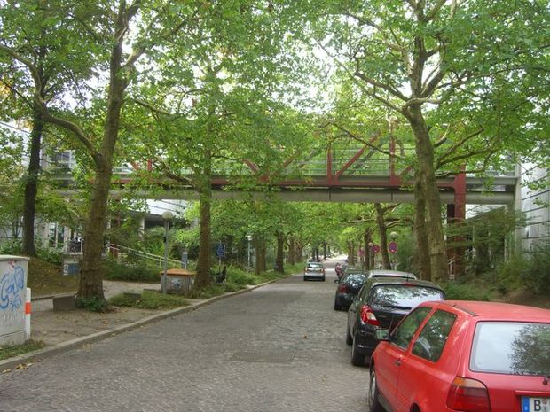 Nördliche Hausverbindungsbrücke FU Berlin / Arnimallee