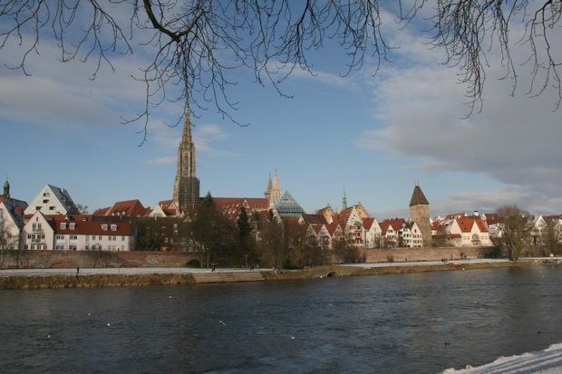 Linke Donauuferpromenadenbrücke / Blau