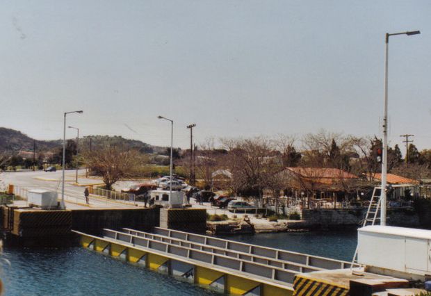 Absenkbare Straßenbrücke Pros Korintho / Kanal am Golf von Korinth
