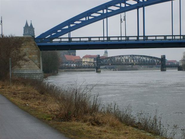 Hubbrücke / Elbe, im Hintergrund