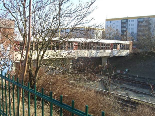 Fußgängerbrücke Bf. Zugang U 5 Grottkauer Straße Süd