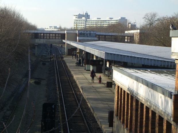 Fußgängerbrücke Bf. Zugang U 5 Grottkauer Straße Süd