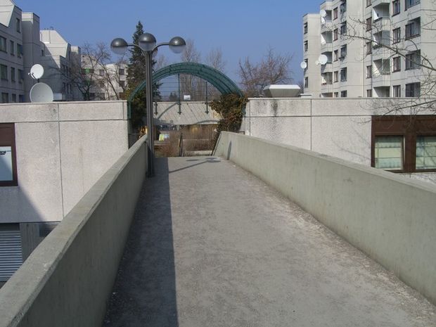 Fußwegbrücke Leo Slezak Straße Nord - Süd / Leo Slezak Straße Ost - West