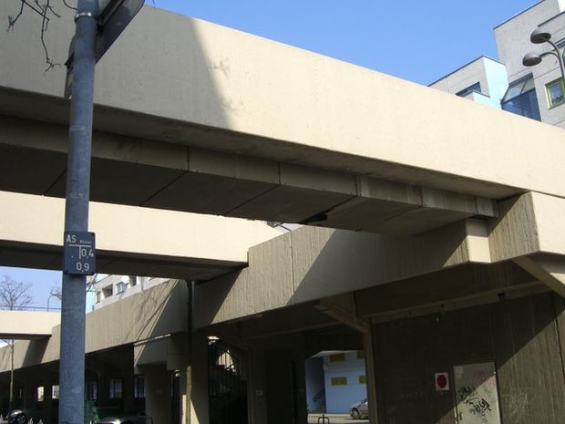 Fußwegbrücke Joseph Schmidt Straße Ost - West