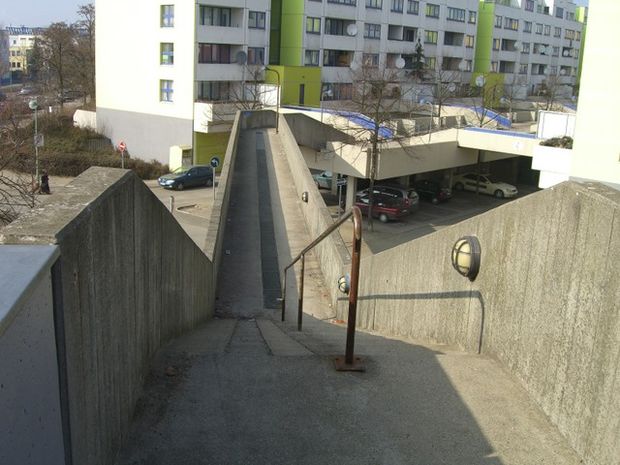 Fußwegbrücke Leo Slezak Straße