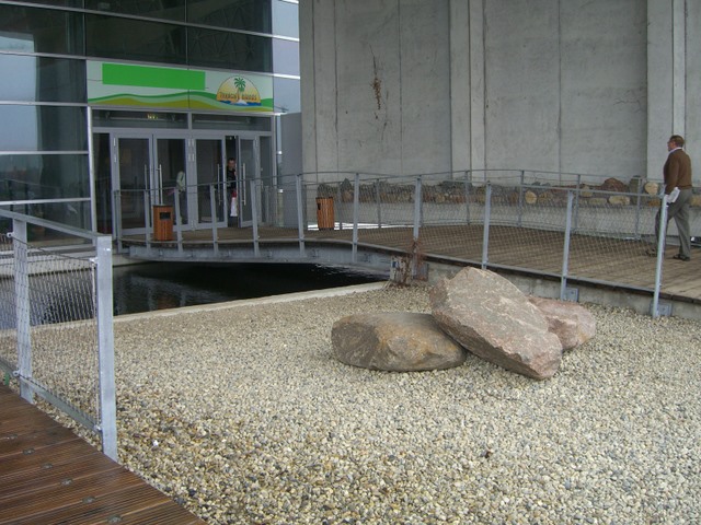 Eingangsbrücke Tropical Islands / Wassergraben