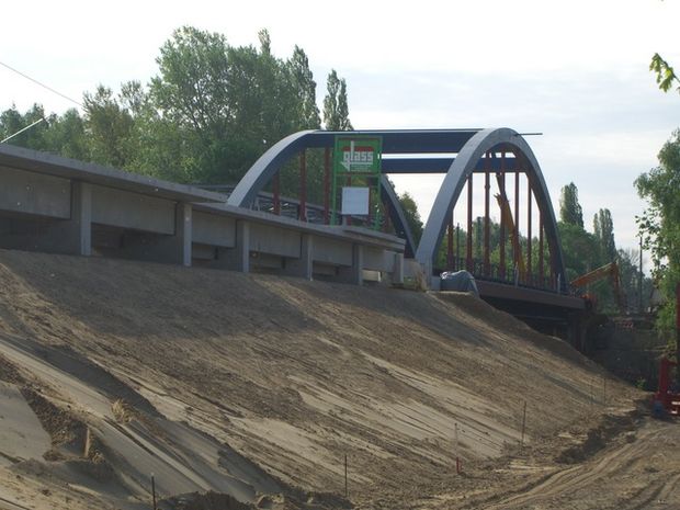  Bahnsteigbrücke in 2. Ebene Kabelkanal / Bahndamm 