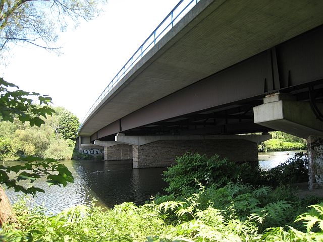 vom südlichen Volmeufer an der westlichen Brückenflanke entlangblickend