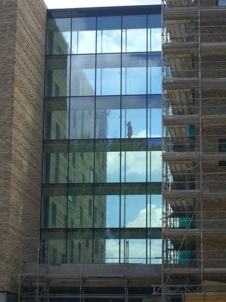 5 Etagenhausbrücke \"nhow\" an der Stralauer Allee