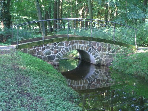 Fußwegbrücke im Landschaftsgarten Steinhöfel