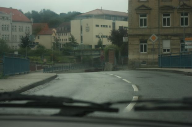 Eisenbahnstraßenbrücke / L 1361 Bachstraße auf dem Bild im hinteren Vordergrund