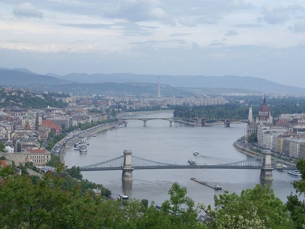 Margit híd = Margaretenbrücke Die Brücke im Hintergrund