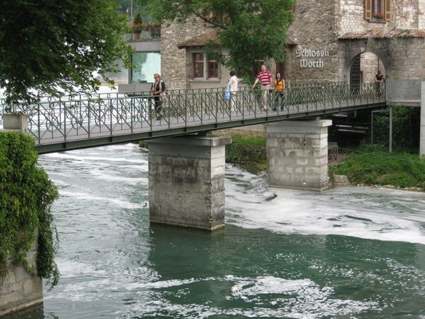 Fußwegbrücke zur Insel am Rheinfall von Schaffhausen 