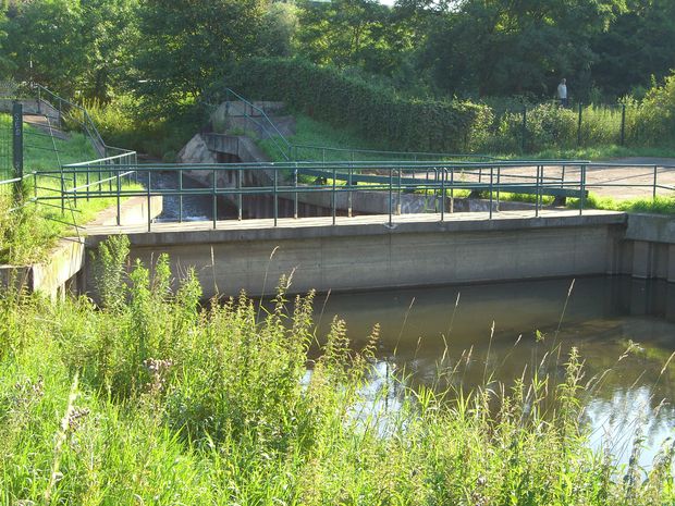 Arbeitswegbrücke Stauwerk am Friedhof / Wuhle