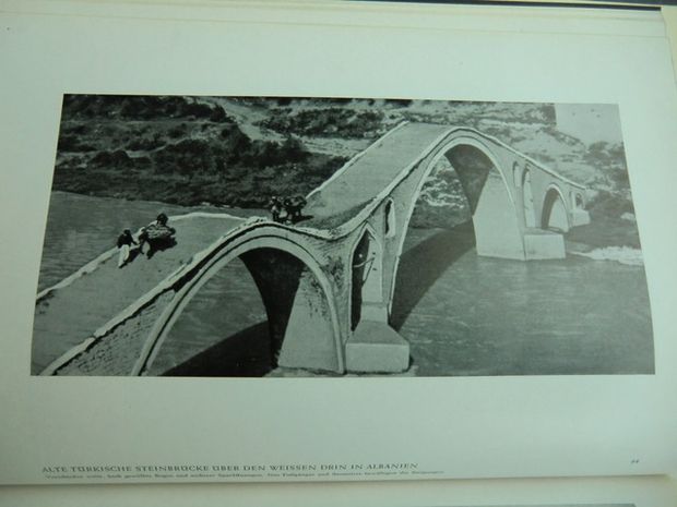 Alte türkische Steinbrücke uber die Weiße Drini