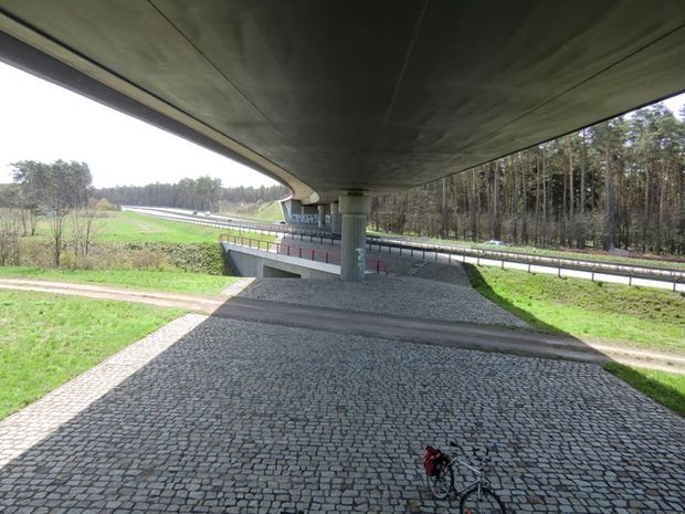A 10 Autobahnbrücke Südwest im AD A 10 / A2 im unteren Bildteil