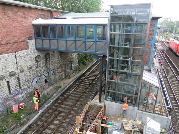 Liftbrücke Bahnhofszu- und abgang Wuhlheide Die Rüstung am Überbau ist gefallen