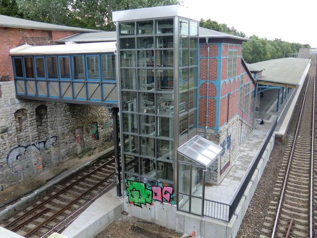 Liftbrücke Bahnhofszu- und abgang Wuhlheide