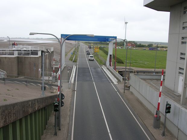 L305 Eiderdammbrücke / Schleusendurchfahrt der Eider an der Mündung