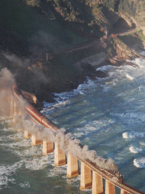 Der Eisenbahnbetrieb auf der Brücke soll wegen Baufälligkeit 2010 eingestellt worden sein. Auf dem Bild eine der letzten Eisenbahnüberfahrten und deshalb hier noch in Betrieb angezeigt.