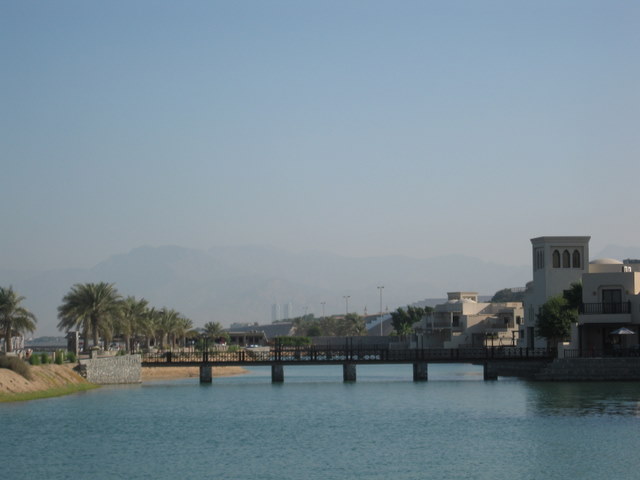 Fußwegbrücke in The Cove Rotana Resort
