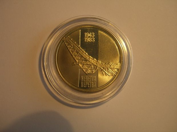 Most Bitka na Nevreti - Partisanenbrücke / Neretva , 10 Dinarmünze zeigt die Brücke im zerstörten Zustand