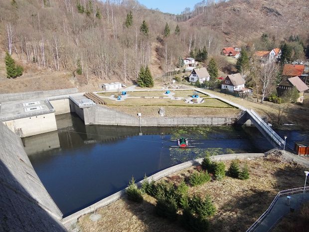 Fußwegbrücke unterhalb der Staumauer Wendefurt