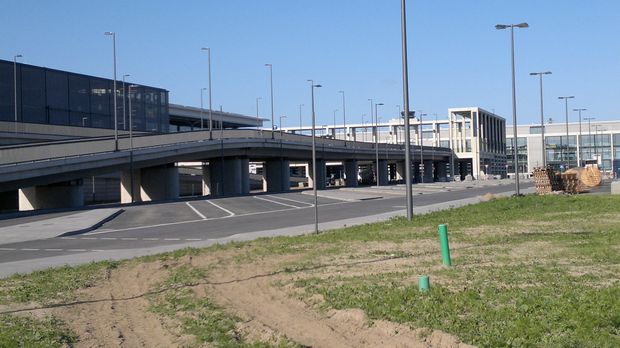 Straßenbrücke am neuen Flughafen BER