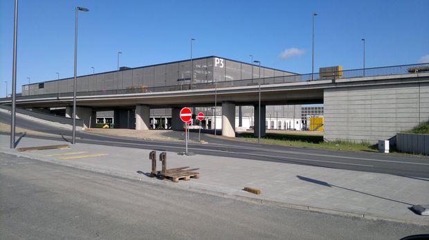 Straßenbrücke am BER und P 3