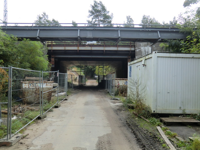 EÜ Strecke Berlin - Potsdam / Fischerhüttenweg hinter der Kabelbrücke anfangs alter Überbau, entfernt neuer Überbau in Balken Stahlbeton
