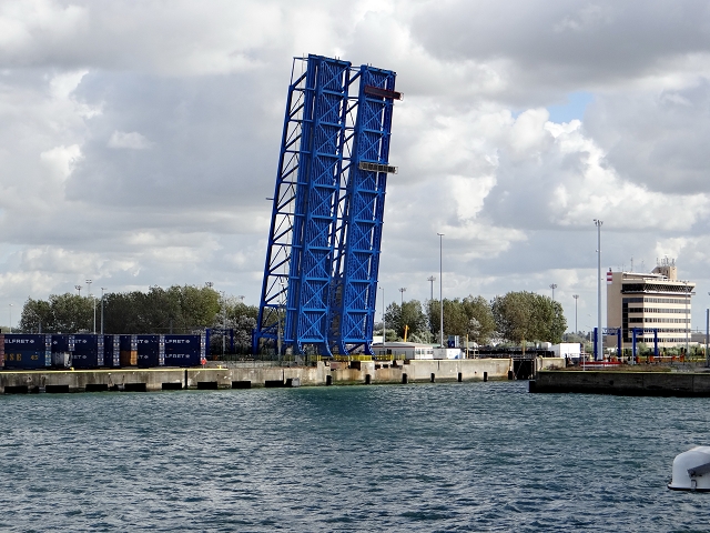 N 34 Kustlaau Straßenbrücke / Schleusendurchfahrt 
