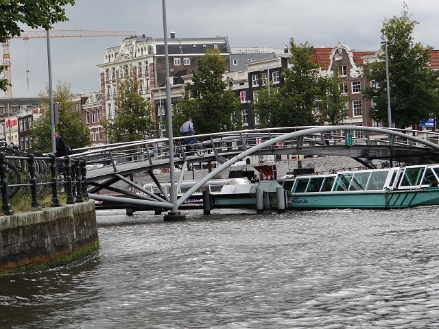 Fußwegbrug Prins Hendrikkade / Kanal am Fahrradparkhaus Centralbahnhof
